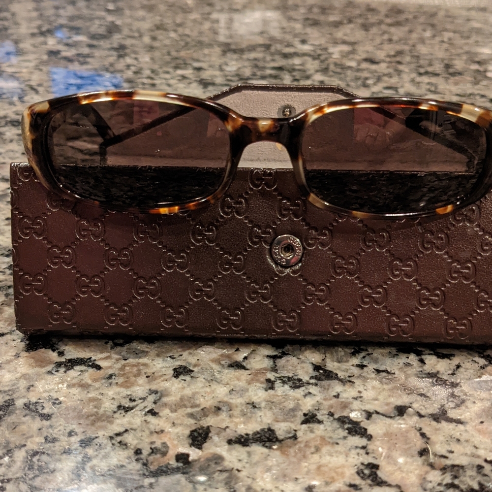 Gucci Vintage Woman's GG 2452S Tortoise Sunglasses 100% authentic